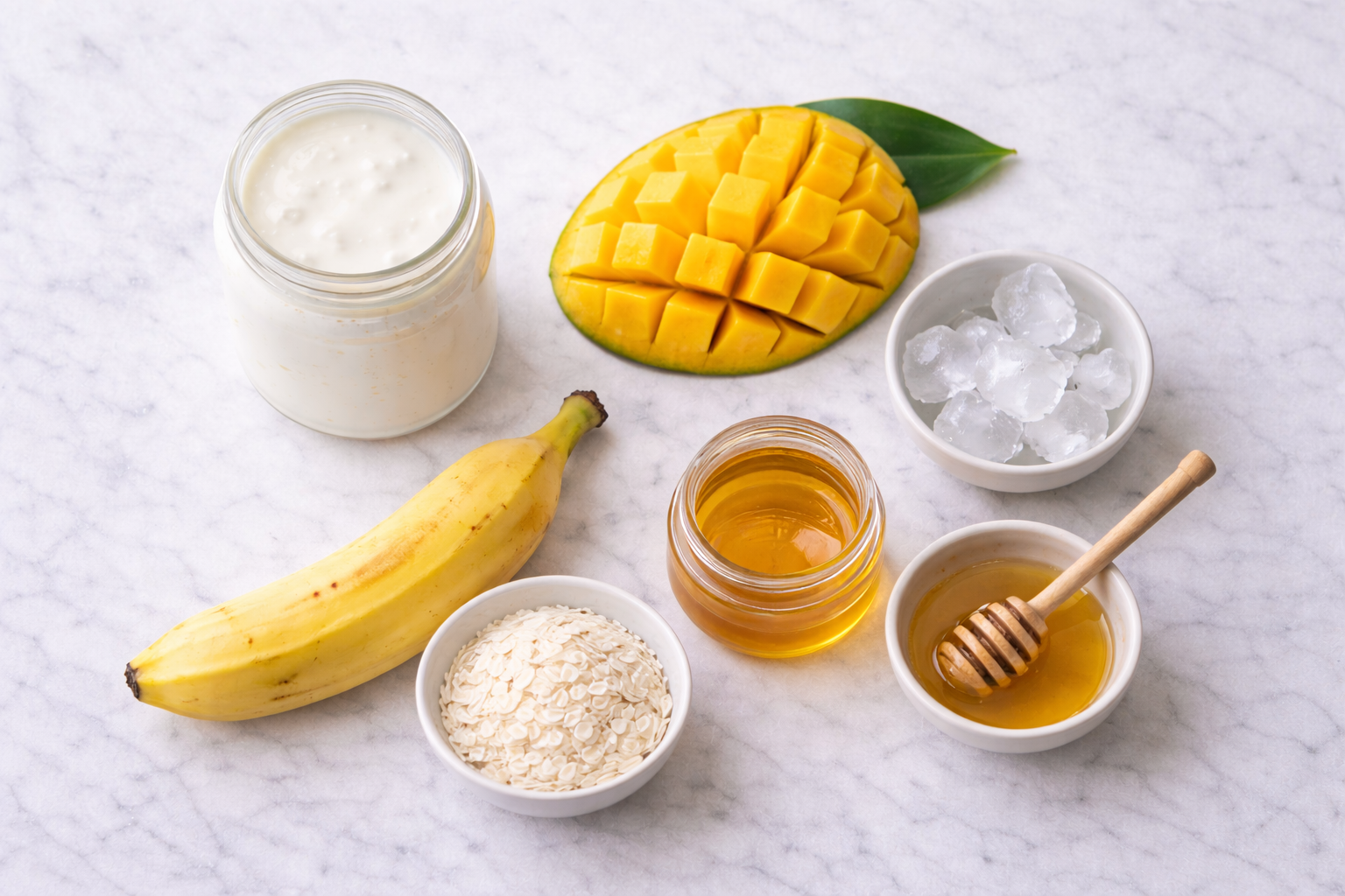 Ingredientes smoothie tropical: jarra kefir branco, manga amarela picada, banana madura, pote mel dourado, coco ralado sobre bancada clara flat lay tropical