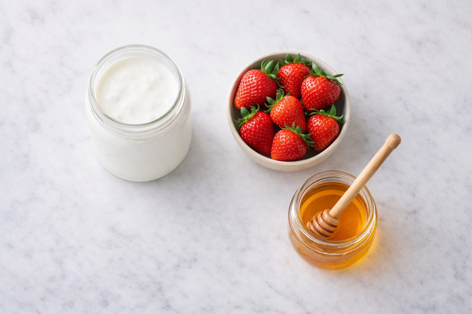 Ingredientes frescos kefir morango: jarra vidro kefir branco cremoso, tigela morangos vermelhos maduros, pote mel dourado sobre bancada clara minimalista